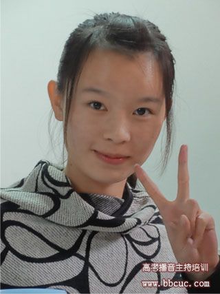 播音班学员龙欣欣在课堂